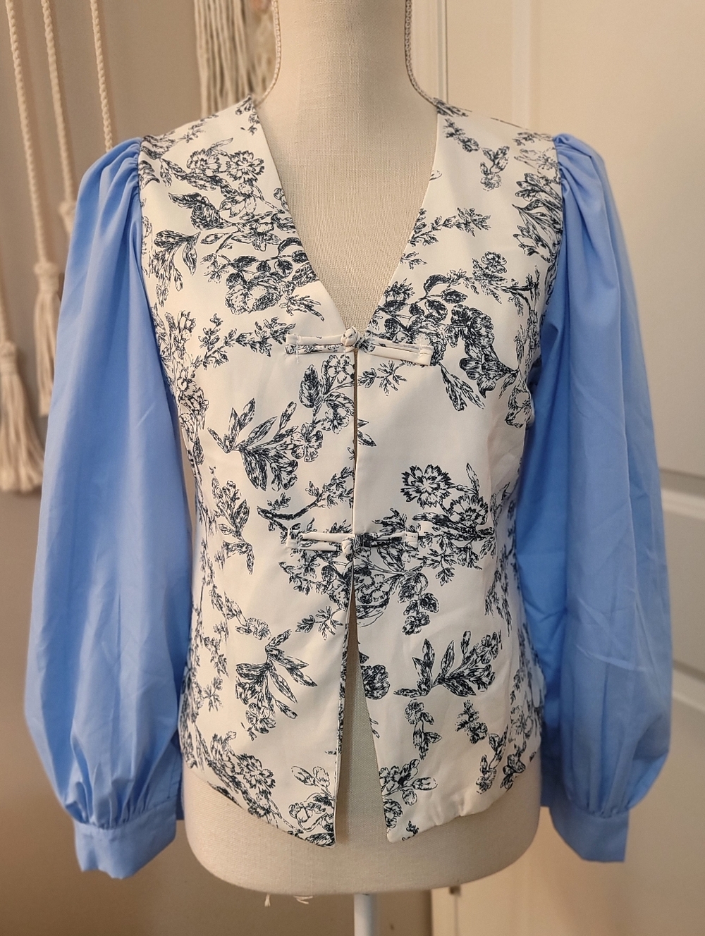 Sunday Up Blue Sleeve Floral Print V-Neck Women’s Top